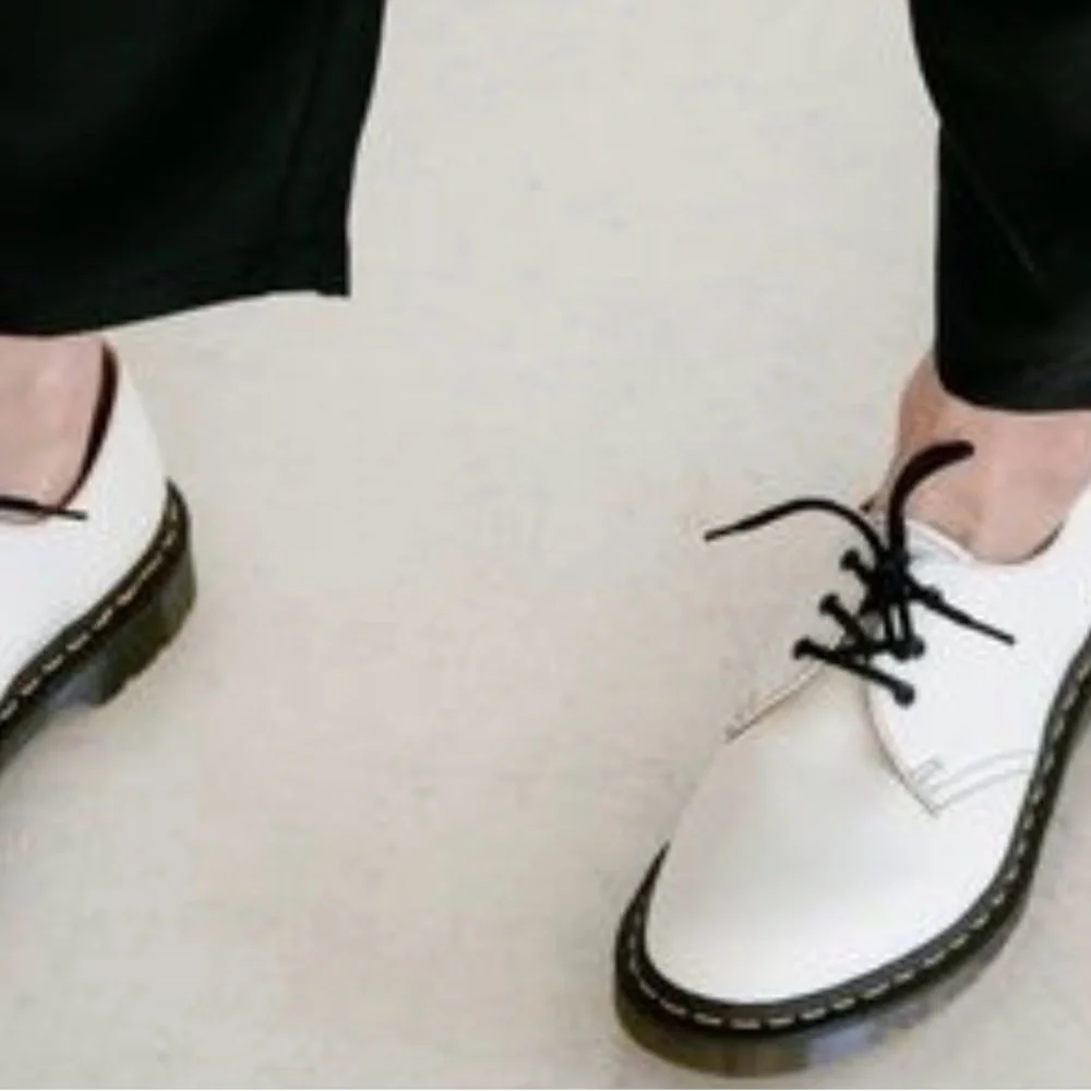 Dr. Martens 1461 Smooth Leather Oxford shoe in white. Like new size 6 US